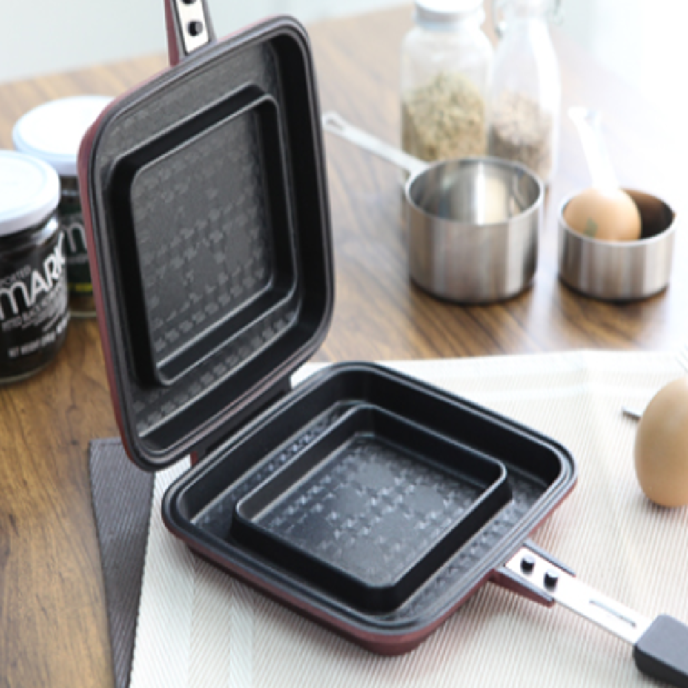 Nonstick-coating multi toast-pan.Die-cast Aluminum.