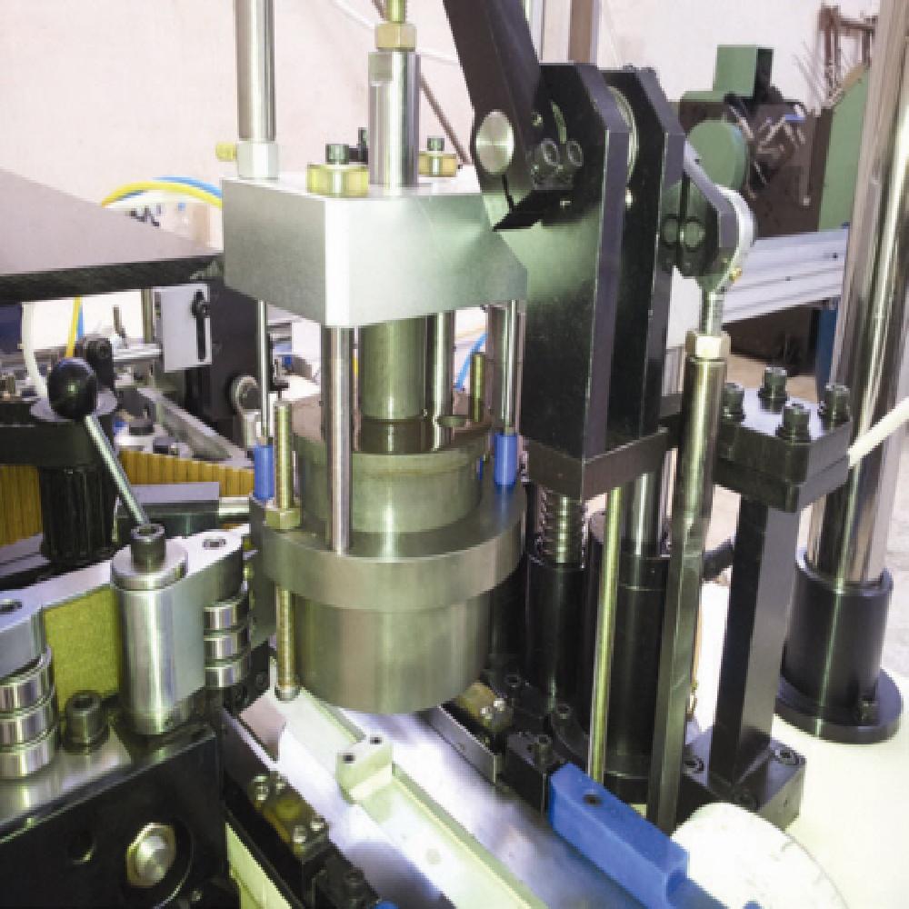 Round Card Board Assembling Machine with Bottom Board Punching & Inserting Device